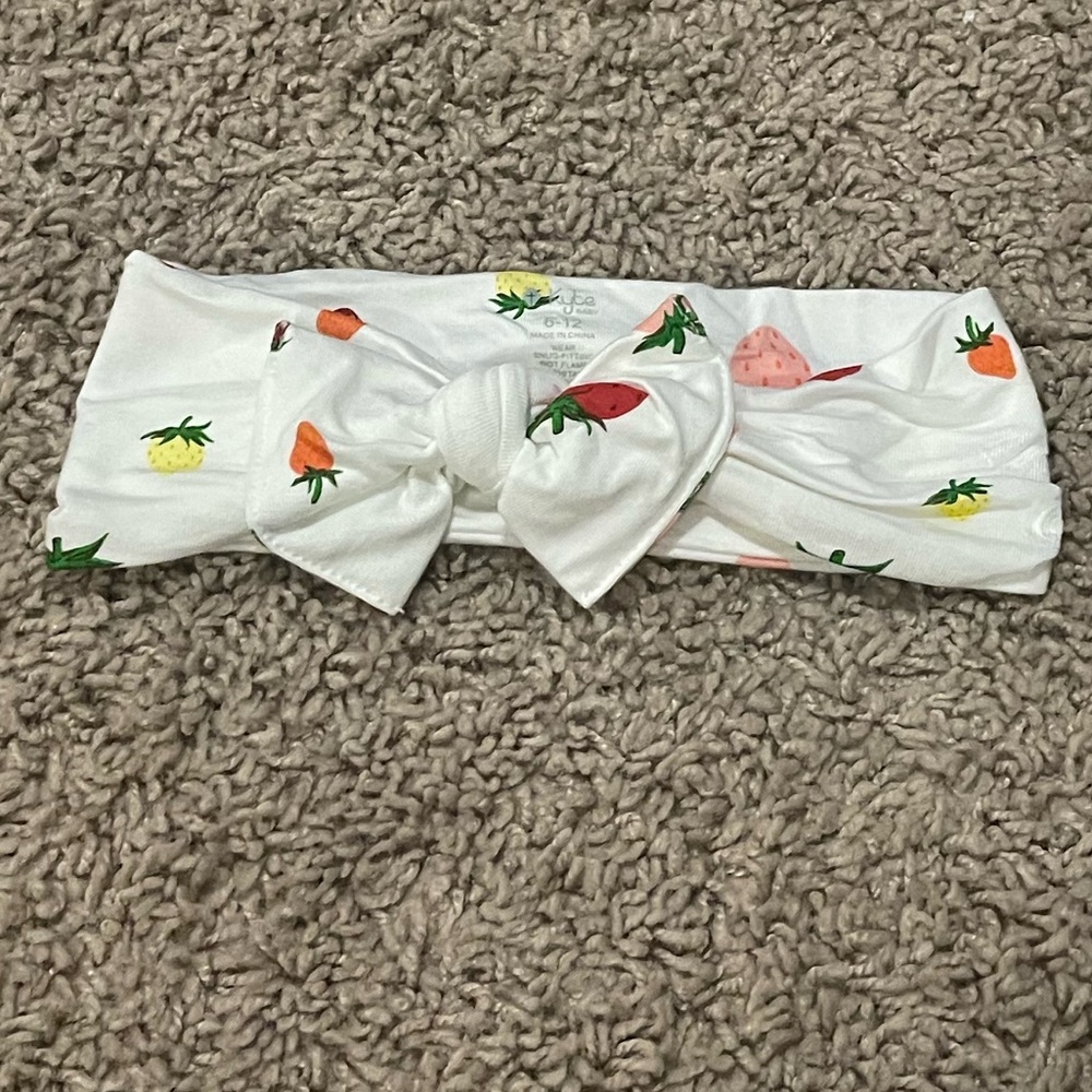 Kyte strawberry bow and bib! Bow is 6-12 months!